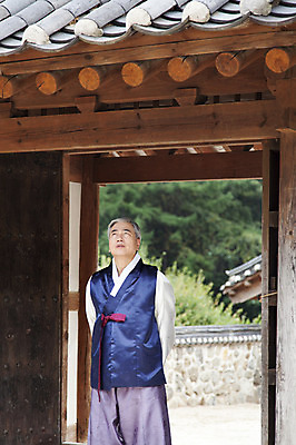 포토 JPG 주간 할아버지 노년 남자 한옥 한명 서기 사람 동양인 상반신 야외 앞모습 산책 한국인 올려보기 60대 한복 뒷짐 남자만 남자한명만 노인만 노인남자만 노인남자한명만 국내포토 자연요소 1 한국전통 뷰포인트 고건축 모션 휴식 인종 성인 전통의상 성인만 파일형식