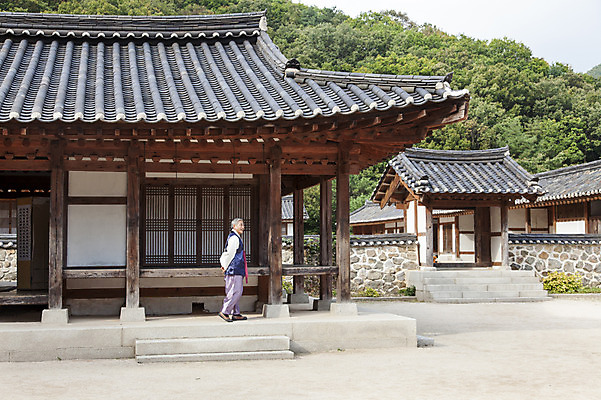 포토 JPG 주간 전신 할아버지 노년 남자 한옥 한명 서기 사람 동양인 야외 옆모습 걷기 산책 한국인 60대 한복 뒷짐 남자만 남자한명만 노인만 노인남자만 노인남자한명만 국내포토 자연요소 1 한국전통 뷰포인트 고건축 모션 휴식 인종 성인 전통의상 성인만 파일형식