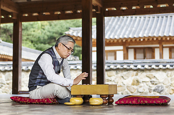 포토 JPG 전신 할아버지 노년 남자 한옥 한명 사람 동양인 옆모습 아웃포커스 한국인 60대 가부좌 바둑 남자만 남자한명만 노인만 노인남자만 노인남자한명만 국내포토 1 한국전통 뷰포인트 고건축 놀이 촬영기법 앉기 인종 성인 성인만 파일형식