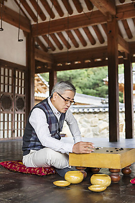 포토 JPG 전신 할아버지 노년 남자 한옥 한명 사람 동양인 아웃포커스 한국인 60대 가부좌 바둑 남자만 남자한명만 노인만 노인남자만 노인남자한명만 국내포토 1 한국전통 고건축 놀이 촬영기법 앉기 인종 성인 성인만 파일형식