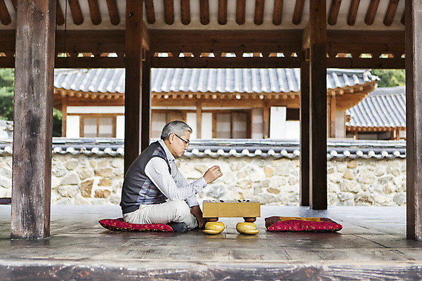포토 JPG 전신 할아버지 노년 남자 한옥 한명 사람 동양인 옆모습 한국인 마루 60대 가부좌 바둑 남자만 남자한명만 노인만 노인남자만 노인남자한명만 국내포토 1 한국전통 뷰포인트 고건축 놀이 바닥 앉기 인종 성인 성인만 파일형식