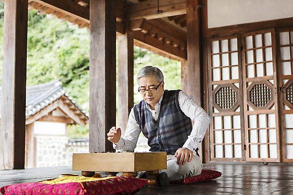 포토 JPG 할아버지 노년 남자 한옥 실내 한명 사람 동양인 한국인 마루 60대 가부좌 바둑 남자만 남자한명만 노인만 노인남자만 노인남자한명만 국내포토 1 한국전통 고건축 놀이 바닥 앉기 인종 성인 내부 성인만 파일형식