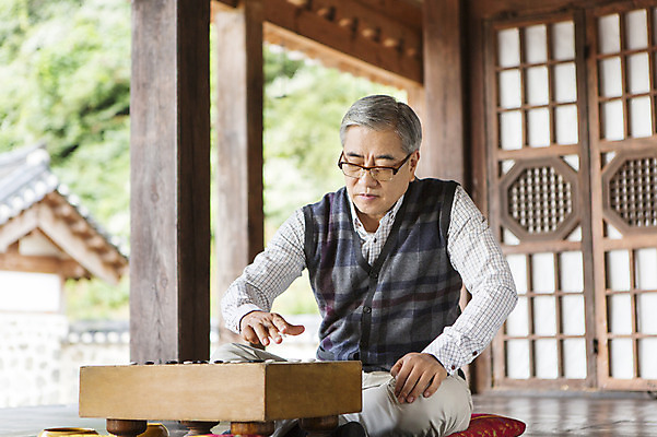 포토 JPG 할아버지 노년 남자 한옥 실내 한명 사람 앉기 동양인 한국인 마루 60대 바둑 남자만 남자한명만 노인만 노인남자만 노인남자한명만 국내포토 1 한국전통 고건축 모션 놀이 바닥 인종 성인 내부 성인만 파일형식