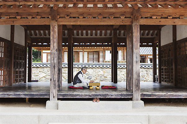 포토 JPG 전신 할아버지 노년 남자 신발 한옥 한명 사람 앉기 동양인 옆모습 한국인 마루 60대 바둑 남자만 남자한명만 노인만 노인남자만 노인남자한명만 국내포토 1 한국전통 뷰포인트 고건축 모션 놀이 바닥 인종 성인 성인만 파일형식