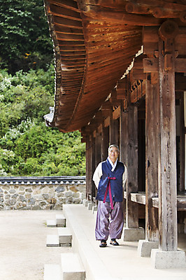 포토 JPG 주간 전신 할아버지 노년 남자 한옥 한명 서기 사람 동양인 야외 앞모습 산책 한국인 60대 한복 뒷짐 사색 남자만 남자한명만 노인만 노인남자만 노인남자한명만 국내포토 자연요소 1 한국전통 뷰포인트 고건축 생각 모션 휴식 인종 성인 전통의상 성인만 파일형식