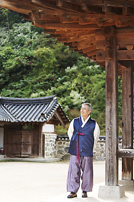 포토 JPG 주간 전신 할아버지 노년 남자 한옥 한명 서기 웃음 사람 동양인 야외 산책 한국인 60대 한복 뒷짐 남자만 남자한명만 노인만 노인남자만 노인남자한명만 국내포토 자연요소 1 한국전통 고건축 모션 휴식 표정 인종 성인 전통의상 성인만 파일형식