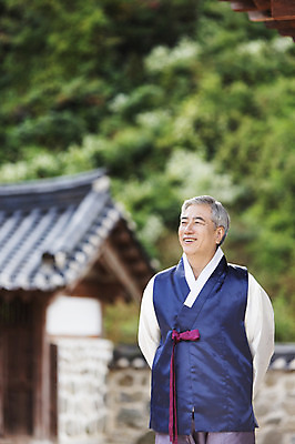 포토 JPG 주간 할아버지 노년 남자 한명 서기 웃음 사람 동양인 상반신 야외 아웃포커스 산책 한국인 60대 한복 뒷짐 남자만 남자한명만 노인만 노인남자만 노인남자한명만 국내포토 자연요소 1 한국전통 모션 휴식 촬영기법 표정 인종 성인 전통의상 성인만 파일형식