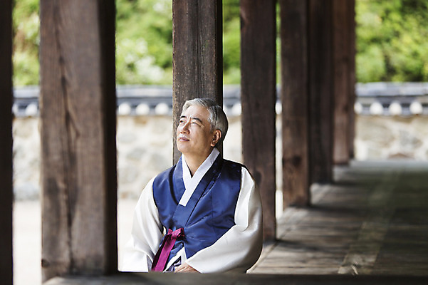 포토 JPG 할아버지 노년 남자 휴식 한명 사람 동양인 상반신 아웃포커스 한국인 60대 한복 사색 남자만 남자한명만 노인만 노인남자만 노인남자한명만 국내포토 1 한국전통 컨셉 생각 촬영기법 인종 성인 전통의상 성인만 파일형식