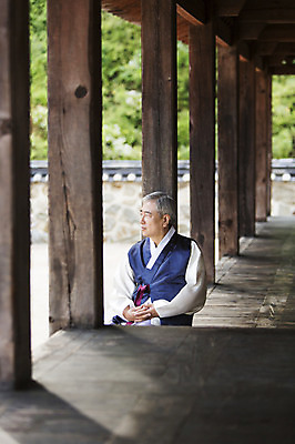 포토 JPG 할아버지 노년 남자 휴식 한명 사람 동양인 상반신 아웃포커스 한국인 60대 한복 사색 손모으기 남자만 남자한명만 노인만 노인남자만 노인남자한명만 국내포토 1 한국전통 컨셉 생각 촬영기법 인종 손짓 성인 전통의상 성인만 파일형식