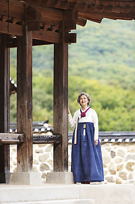 포토 JPG 주간 전신 여자 노년 할머니 한옥 한명 서기 웃음 사람 동양인 성인 야외 앞모습 산책 한국인 올려보기 60대 한복 여자만 여자한명만 성인여자만 성인한명만 성인여자한명만 노인만 성인만 노인여자만 노인여자한명만 국내포토 자연요소 1 한국전통 뷰포인트 고건축 모션 휴식 표정 인종 전통의상 파일형식