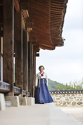포토 JPG 주간 전신 여자 노년 할머니 한옥 한명 서기 사람 동양인 성인 야외 앞모습 산책 한국인 60대 한복 사색 여자만 여자한명만 성인여자만 성인한명만 성인여자한명만 노인만 성인만 노인여자만 노인여자한명만 국내포토 자연요소 1 한국전통 뷰포인트 고건축 생각 모션 휴식 인종 전통의상 파일형식