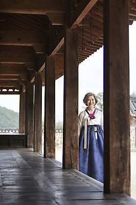 포토 JPG 여자 노년 할머니 한옥 한명 서기 웃음 사람 동양인 상반신 성인 앞모습 산책 한국인 마루 60대 한복 여자만 여자한명만 성인여자만 성인한명만 성인여자한명만 노인만 성인만 노인여자만 노인여자한명만 국내포토 1 한국전통 뷰포인트 고건축 모션 휴식 바닥 표정 인종 전통의상 파일형식