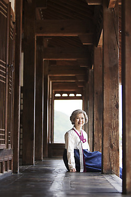 포토 JPG 여자 노년 할머니 휴식 한옥 한명 웃음 사람 앉기 동양인 상반신 성인 한국인 마루 60대 한복 노인만 노인여자한명만 국내포토 1 한국전통 컨셉 고건축 모션 바닥 표정 인종 전통의상 여자한명만 성인만 노인여자만 파일형식