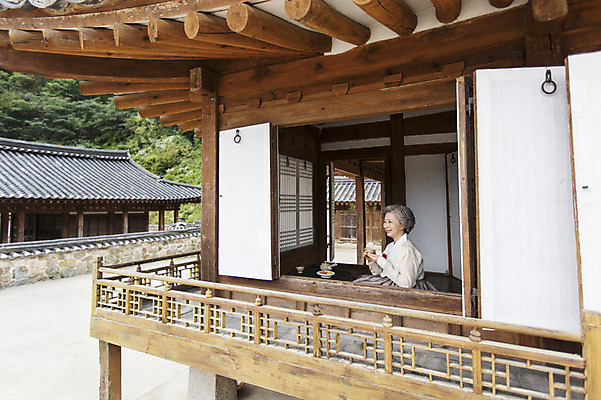 포토 JPG 한국문화 여자 노년 전통문화 할머니 한옥 한명 웃음 들기 사람 앉기 동양인 상반신 성인 한국인 예절 차 60대 찻잔 다도 한복 여자만 여자한명만 성인여자만 성인한명만 성인여자한명만 노인만 성인만 노인여자만 노인여자한명만 국내포토 1 동양문화 한국전통 전통 문화 음료 고건축 모션 잔 한국 표정 인종 전통의상 파일형식