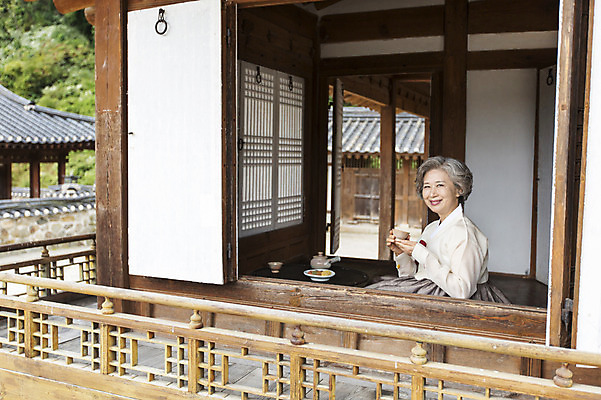 포토 JPG 한국문화 여자 노년 전통문화 할머니 한옥 한명 웃음 들기 사람 앉기 동양인 상반신 성인 한국인 예절 차 60대 찻잔 다도 한복 여자만 여자한명만 성인여자만 성인한명만 성인여자한명만 노인만 성인만 노인여자만 노인여자한명만 국내포토 1 동양문화 한국전통 전통 문화 음료 고건축 모션 잔 한국 표정 인종 전통의상 파일형식
