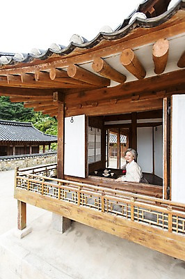 포토 JPG 한국문화 여자 노년 전통문화 할머니 한옥 한명 웃음 사람 앉기 동양인 상반신 성인 한국인 예절 차 60대 다도 한복 여자만 여자한명만 성인여자만 성인한명만 성인여자한명만 노인만 성인만 노인여자만 노인여자한명만 국내포토 1 동양문화 한국전통 전통 문화 음료 고건축 모션 한국 표정 인종 전통의상 파일형식