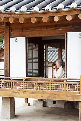 포토 JPG 한국문화 여자 노년 전통문화 할머니 한옥 한명 들기 사람 동양인 상반신 성인 옆모습 한국인 예절 차 60대 찻잔 다도 한복 여자만 여자한명만 성인여자만 성인한명만 성인여자한명만 노인만 성인만 노인여자만 노인여자한명만 국내포토 1 동양문화 한국전통 전통 문화 음료 뷰포인트 고건축 모션 잔 한국 인종 전통의상 파일형식