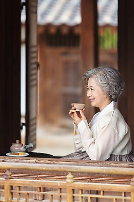 포토 JPG 한국문화 여자 노년 전통문화 할머니 한옥 한명 웃음 들기 사람 앉기 동양인 상반신 성인 옆모습 아웃포커스 한국인 예절 차 60대 찻잔 다도 한복 여자만 여자한명만 성인여자만 성인한명만 성인여자한명만 노인만 성인만 노인여자만 노인여자한명만 국내포토 1 동양문화 한국전통 전통 문화 음료 뷰포인트 고건축 모션 잔 한국 촬영기법 표정 인종 전통의상 파일형식