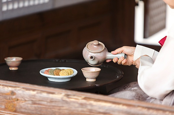 포토 JPG 한국전통 손 전통문화 주전자 한명 들기 사람 아웃포커스 신체부위 예절 찻잔 다도 한복 찻주전자 한과 다식 국내포토 1 전통 문화 모션 주방용품 디저트 잔 한국 촬영기법 전통음식 전통의상 파일형식