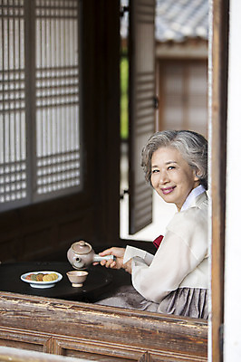 포토 JPG 한국문화 여자 노년 전통문화 할머니 주전자 한옥 한명 웃음 들기 사람 앉기 동양인 상반신 성인 옆모습 아웃포커스 한국인 예절 차 60대 찻잔 다도 한복 찻주전자 한과 다식 여자만 여자한명만 성인여자만 성인한명만 성인여자한명만 노인만 성인만 노인여자만 노인여자한명만 국내포토 1 동양문화 한국전통 전통 문화 음료 뷰포인트 고건축 모션 주방용품 디저트 잔 한국 촬영기법 표정 인종 전통음식 전통의상 파일형식