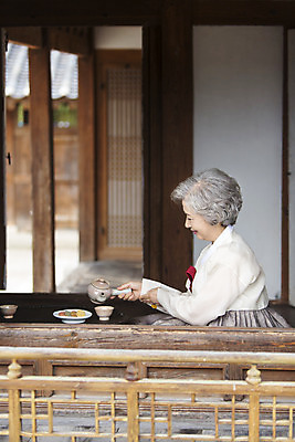 포토 JPG 한국문화 여자 노년 전통문화 할머니 주전자 한명 들기 사람 동양인 상반신 성인 옆모습 아웃포커스 한국인 예절 차 60대 찻잔 다도 한복 찻주전자 한과 다식 여자만 여자한명만 성인여자만 성인한명만 성인여자한명만 노인만 성인만 노인여자만 노인여자한명만 국내포토 1 동양문화 한국전통 전통 문화 음료 뷰포인트 모션 주방용품 디저트 잔 한국 촬영기법 인종 전통음식 전통의상 파일형식