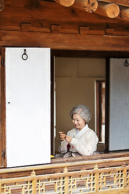 포토 JPG 여자 노년 할머니 한옥 한명 웃음 사람 동양인 상반신 성인 취미 한국인 60대 한복 바느질 여자만 여자한명만 성인여자만 성인한명만 성인여자한명만 노인만 성인만 노인여자만 노인여자한명만 국내포토 1 한국전통 고건축 표정 인종 전통의상 파일형식