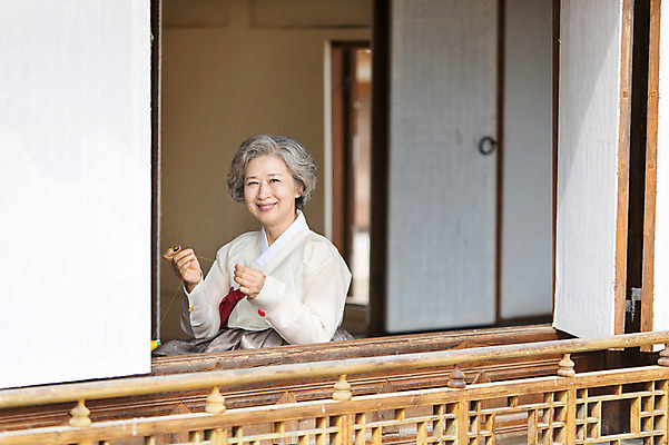 포토 JPG 여자 노년 할머니 한옥 한명 웃음 사람 동양인 상반신 성인 취미 한국인 60대 한복 바느질 여자만 여자한명만 성인여자만 성인한명만 성인여자한명만 노인만 성인만 노인여자만 노인여자한명만 국내포토 1 한국전통 고건축 표정 인종 전통의상 파일형식