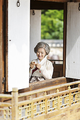 포토 JPG 여자 노년 할머니 한옥 한명 웃음 사람 동양인 상반신 성인 취미 한국인 60대 한복 바느질 여자만 여자한명만 성인여자만 성인한명만 성인여자한명만 노인만 성인만 노인여자만 노인여자한명만 국내포토 1 한국전통 고건축 표정 인종 전통의상 파일형식