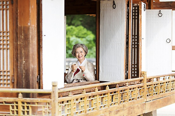 포토 JPG 여자 노년 할머니 한옥 한명 웃음 사람 동양인 상반신 성인 취미 한국인 60대 한복 바느질 여자만 여자한명만 성인여자만 성인한명만 성인여자한명만 노인만 성인만 노인여자만 노인여자한명만 국내포토 1 한국전통 고건축 표정 인종 전통의상 파일형식