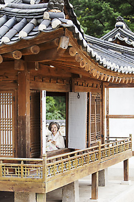 포토 JPG 여자 노년 할머니 한옥 한명 웃음 사람 동양인 상반신 취미 한국인 60대 한복 바느질 여자만 여자한명만 노인만 노인여자만 노인여자한명만 국내포토 1 한국전통 고건축 표정 인종 성인 전통의상 성인만 파일형식