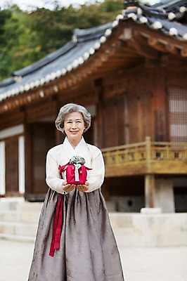 포토 JPG 주간 여자 노년 할머니 한옥 선물 한명 서기 웃음 들기 사람 동양인 상반신 야외 앞모습 아웃포커스 선물상자 한국인 60대 한복 여자만 여자한명만 노인만 노인여자만 노인여자한명만 국내포토 자연요소 1 한국전통 뷰포인트 고건축 모션 촬영기법 표정 인종 성인 상자 전통의상 성인만 파일형식