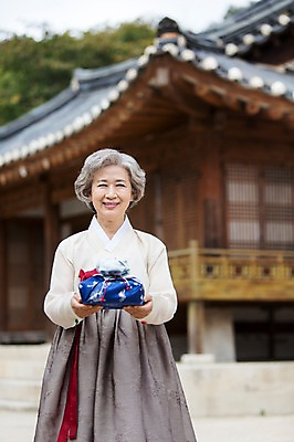 포토 JPG 주간 여자 노년 할머니 한옥 선물 한명 서기 웃음 들기 사람 동양인 상반신 야외 앞모습 아웃포커스 선물상자 한국인 60대 한복 여자만 여자한명만 노인만 노인여자만 노인여자한명만 국내포토 자연요소 1 한국전통 뷰포인트 고건축 모션 촬영기법 표정 인종 성인 상자 전통의상 성인만 파일형식