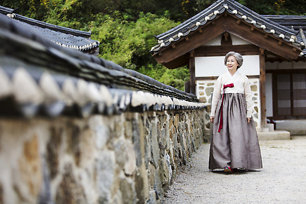 포토 JPG 주간 전신 여자 노년 할머니 한옥 한명 서기 웃음 사람 동양인 야외 앞모습 담장 산책 한국인 60대 한복 여자만 여자한명만 노인만 노인여자만 노인여자한명만 국내포토 자연요소 1 한국전통 뷰포인트 고건축 모션 휴식 표정 인종 성인 전통의상 성인만 파일형식