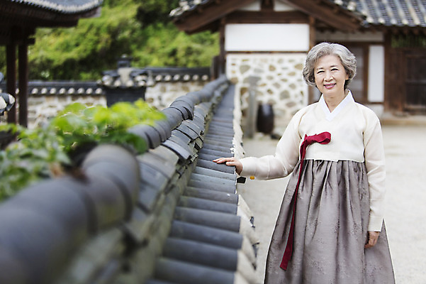 포토 JPG 주간 여자 노년 할머니 한옥 한명 서기 웃음 사람 동양인 상반신 야외 앞모습 아웃포커스 담장 산책 한국인 60대 한복 여자만 여자한명만 노인만 노인여자만 노인여자한명만 국내포토 자연요소 1 한국전통 뷰포인트 고건축 모션 휴식 촬영기법 표정 인종 성인 전통의상 성인만 파일형식