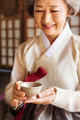 포토 JPG 한국문화 여자 노년 전통문화 할머니 한명 웃음 들기 사람 동양인 상반신 앞모습 아웃포커스 한국인 예절 60대 찻잔 다도 한복 여자만 여자한명만 노인만 노인여자만 노인여자한명만 국내포토 1 동양문화 한국전통 전통 문화 뷰포인트 모션 잔 한국 촬영기법 표정 인종 성인 전통의상 성인만 파일형식