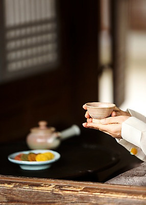 포토 JPG 전통 손 여자 전통문화 한명 들기 사람 아웃포커스 신체부위 예절 차 찻잔 다도 국내포토 1 문화 음료 모션 잔 촬영기법 파일형식