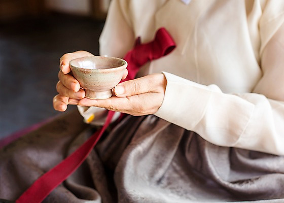 포토 JPG 전통 손 여자 전통문화 한명 들기 사람 손짓 상반신 신체부위 예절 차 찻잔 다도 한복 국내포토 1 한국전통 문화 음료 모션 잔 전통의상 파일형식