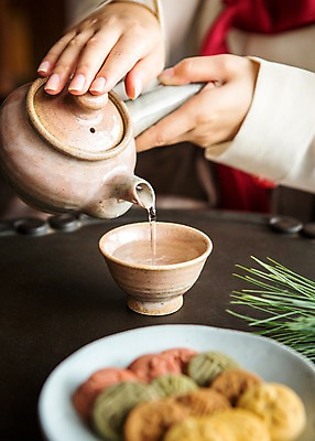 포토 JPG 전통 손 여자 전통문화 주전자 한명 들기 사람 손짓 아웃포커스 신체부위 예절 차 찻잔 다도 한복 찻주전자 한과 다식 국내포토 1 한국전통 문화 음료 모션 주방용품 디저트 잔 촬영기법 전통음식 전통의상 파일형식