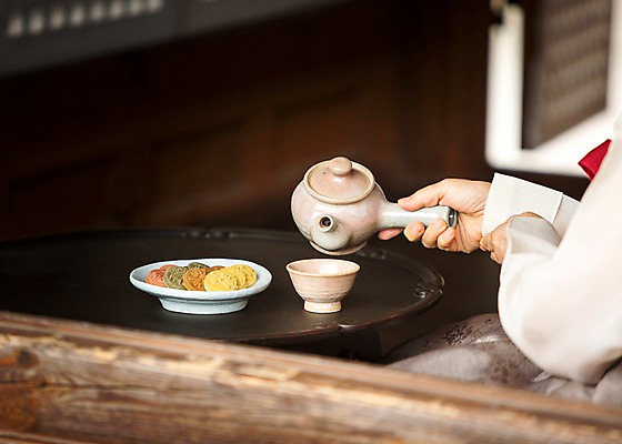 포토 JPG 전통 손 여자 전통문화 주전자 한명 들기 사람 손짓 아웃포커스 신체부위 예절 차 찻잔 다도 한복 찻주전자 한과 다식 국내포토 1 한국전통 문화 음료 모션 주방용품 디저트 잔 촬영기법 전통음식 전통의상 파일형식