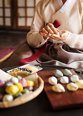 포토 JPG 전통 여자 음식 한명 사람 아웃포커스 전통음식 한복 송편 송편빚기 여자만 여자한명만 국내포토 1 한국전통 떡 촬영기법 추석 전통의상 요리중 파일형식