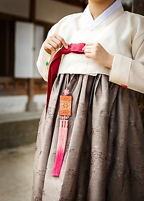 포토 JPG 주간 전통 여자 전통소품 한명 사람 상반신 야외 아웃포커스 치마 한복 오브젝트 노리개 저고리 고름 여자만 여자한명만 국내포토 자연요소 1 한국전통 하의 촬영기법 전통의상 파일형식