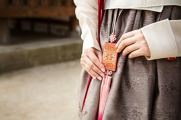 포토 JPG 주간 전통 여자 전통소품 한명 야외 아웃포커스 치마 하반신 한복 오브젝트 노리개 저고리 여자만 여자한명만 국내포토 자연요소 1 한국전통 하의 촬영기법 사람 전통의상 파일형식