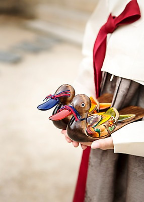 포토 JPG 주간 전통 여자 전통소품 한명 들기 사람 상반신 야외 아웃포커스 치마 한복 원앙 오브젝트 저고리 고름 여자만 여자한명만 국내포토 자연요소 1 한국전통 모션 조류 하의 촬영기법 전통의상 파일형식