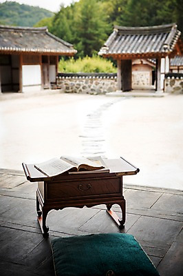 포토 JPG 주간 전통 전통소품 방석 사람없음 야외 아웃포커스 책 고서 책상 오브젝트 국내포토 자연요소 가구 유물 촬영기법 파일형식