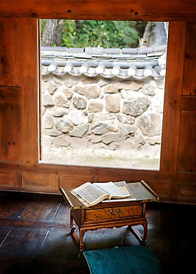 포토 JPG 전통 전통소품 실내 방석 사람없음 야외 책 고서 책상 오브젝트 국내포토 가구 유물 내부 파일형식