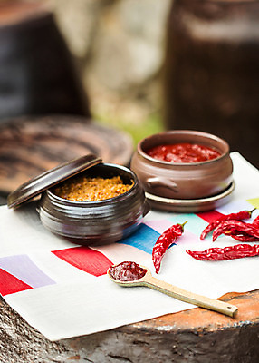 포토 JPG 주간 전통 식재료 고추 사람없음 야외 아웃포커스 숟가락 항아리 된장 고추장 조각보 국내포토 자연요소 채소 촬영기법 수저 보자기_천 도자기 양념 파일형식