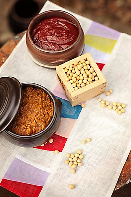 포토 JPG 주간 전통 식재료 콩 사람없음 야외 아웃포커스 항아리 된장 고추장 조각보 되 메주콩 국내포토 자연요소 곡류 촬영기법 보자기_천 도자기 양념 파일형식