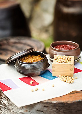 포토 JPG 주간 전통 식재료 콩 사람없음 야외 아웃포커스 항아리 된장 고추장 조각보 되 메주콩 국내포토 자연요소 곡류 촬영기법 보자기_천 도자기 양념 파일형식