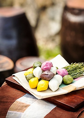 포토 JPG 주간 전통 명절 음식 사람없음 야외 아웃포커스 추석 전통음식 송편 국내포토 자연요소 기념일 떡 촬영기법 파일형식