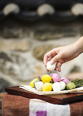 포토 JPG 주간 전통 손 명절 음식 한명 들기 사람 야외 아웃포커스 신체부위 추석 전통음식 송편 국내포토 자연요소 1 기념일 모션 떡 촬영기법 파일형식